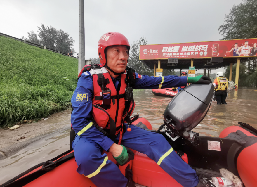 北京蓝天水域搜救组行动组组长徐斌坐在冲锋舟上。 澎湃新闻记者 刘璐 摄