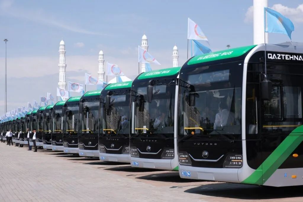 ◆中国的绿色产业，包括新能源公交，正在助力哈萨克斯坦的绿色转型。