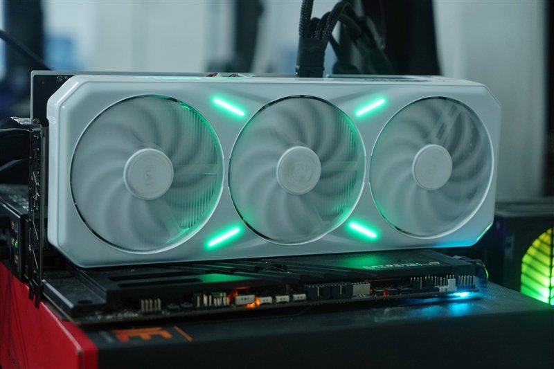 高颜值+顶级做工!铭瑄RTX 4080 iCraft OC16G瑷珈显卡评测:三风扇稳压71℃