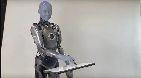 “最像人”的机器人学会绘画：Ameca接入GPT-3生成式AI模型
