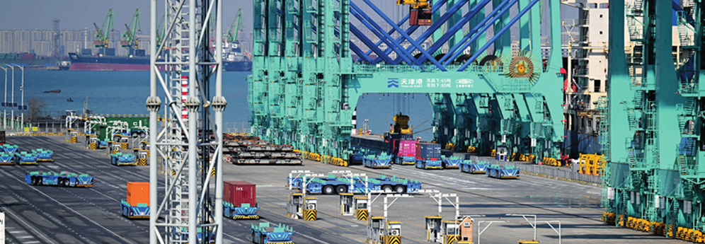 智能水平运输机器人在天津港全物联网集装箱码头作业（2023 年2月21日摄）李然摄 / 本刊