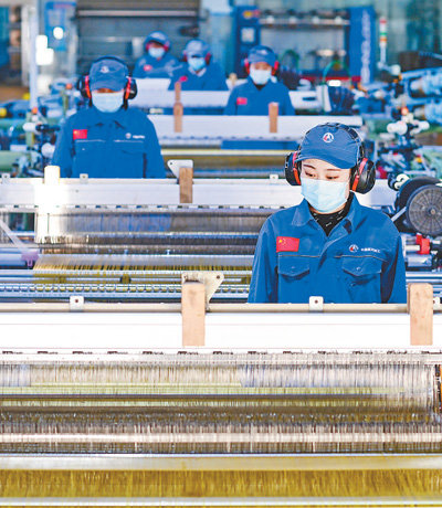 1月1日,中国航天科工集团第六研究院四十六所工人在f—12纤维布产品