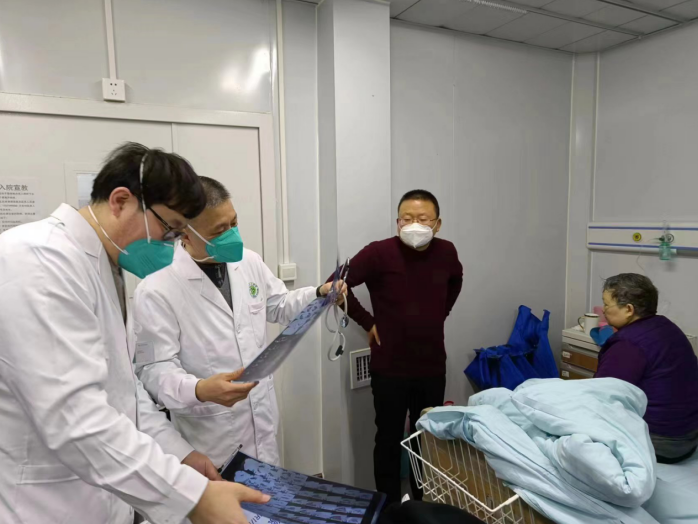 代中全在病房查房,左数第二个人为代中全。图片由受访人提供