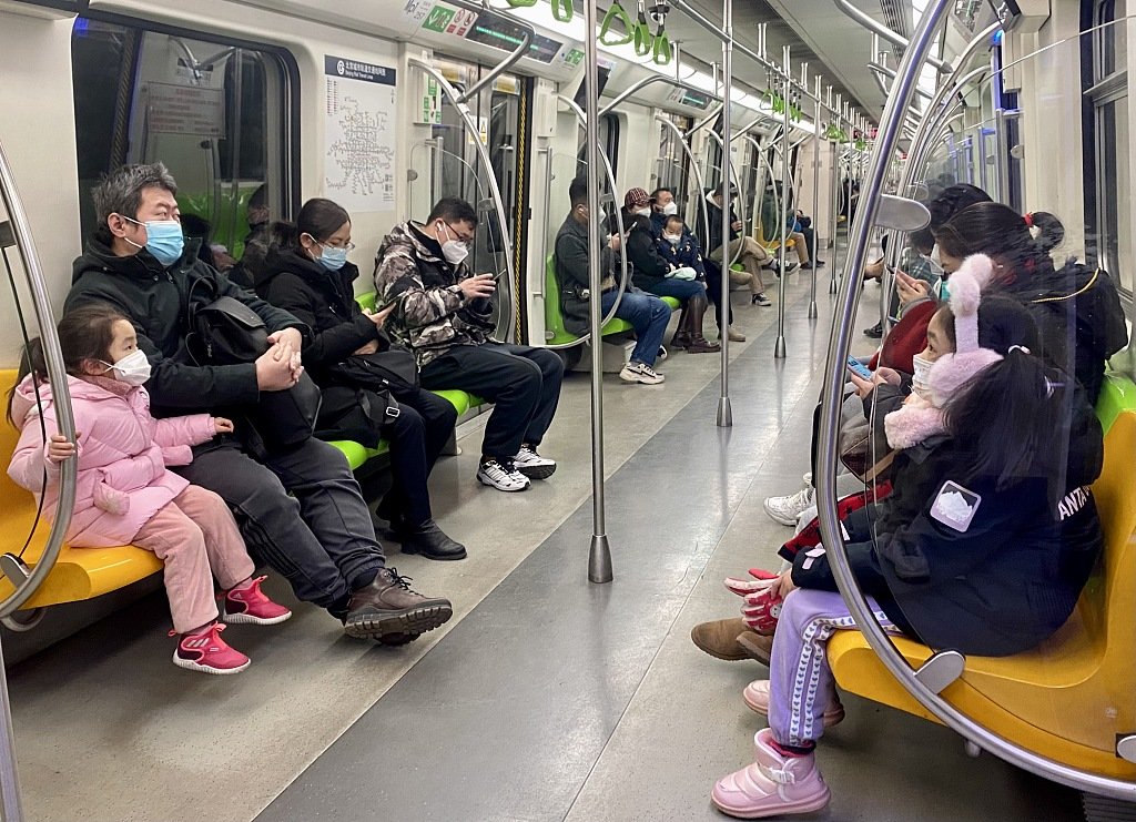 2023年1月8日，北京取消乘客出入客运场站、乘坐公共交通工具测温要求，提醒引导乘客进站乘车期间全程佩戴口罩、做好手卫生。视觉中国 资料图