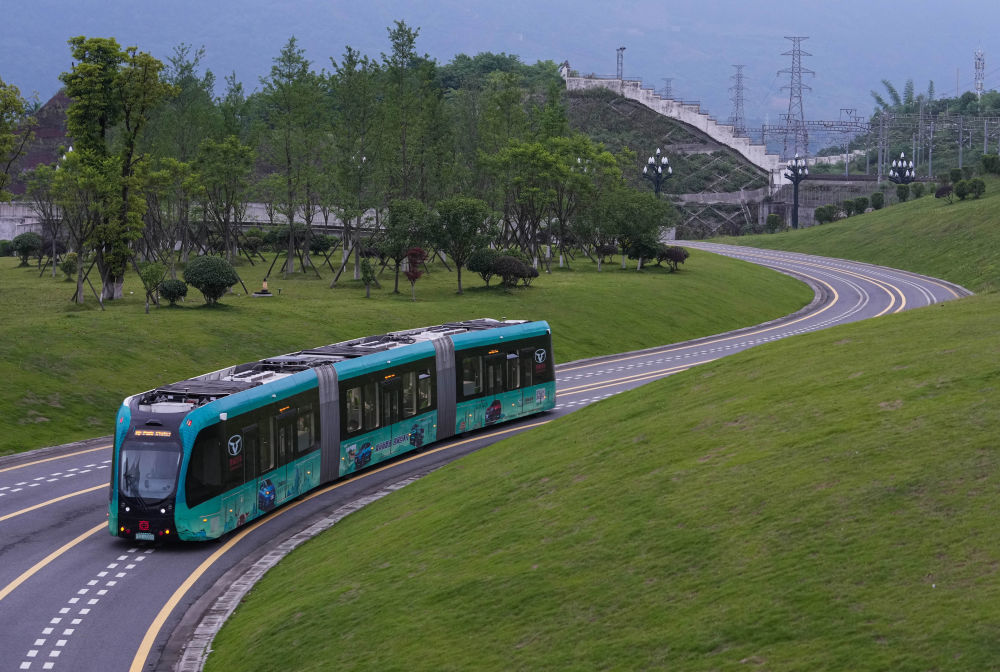 ↑一辆智轨电车行驶在宜宾市T1运营线上。