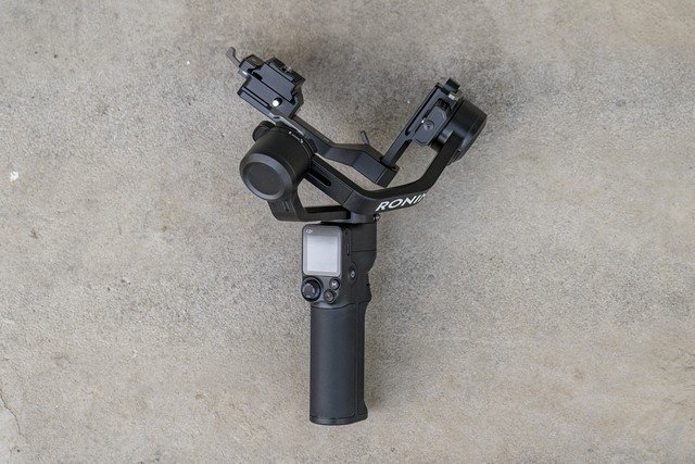 【有料评测】大疆RS 3 Mini评测:795克的专业级微单稳定器