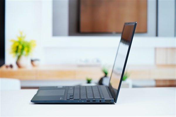 首台酷睿Ultra笔记本!华硕灵耀14 2024 AI超轻薄本图赏