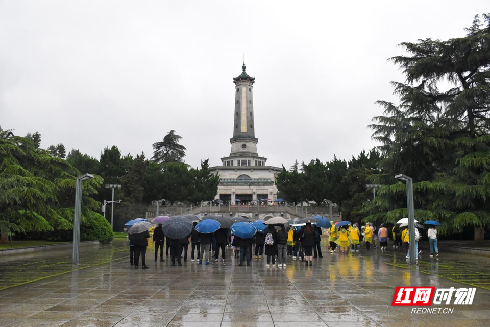 凤凰网首页长沙市民自发前往湖南烈士公园悼念革命英烈