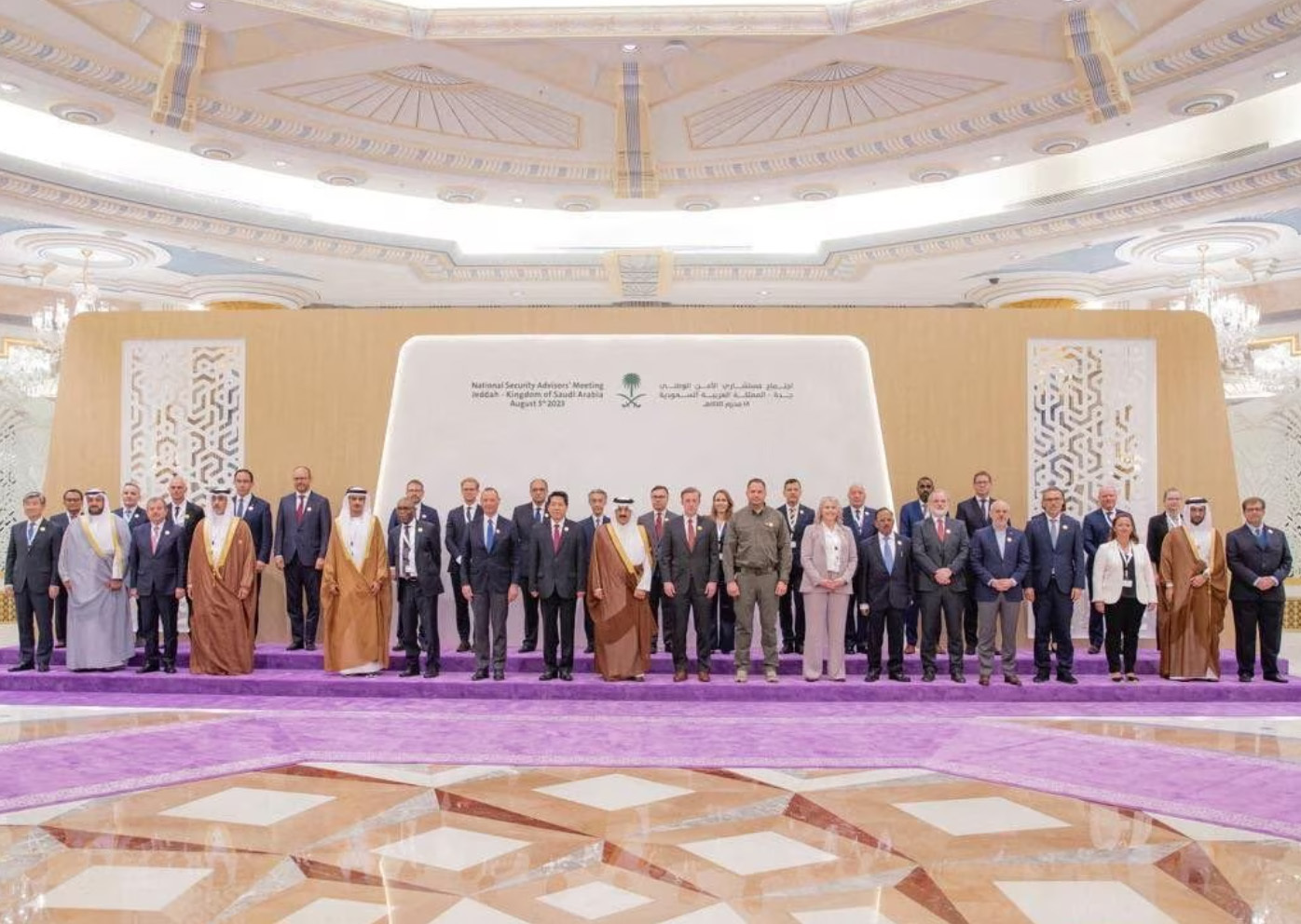 当地时间8月6日，40多个国家代表在沙特吉达参加乌克兰问题国际会议，在会后合影 图自路透社