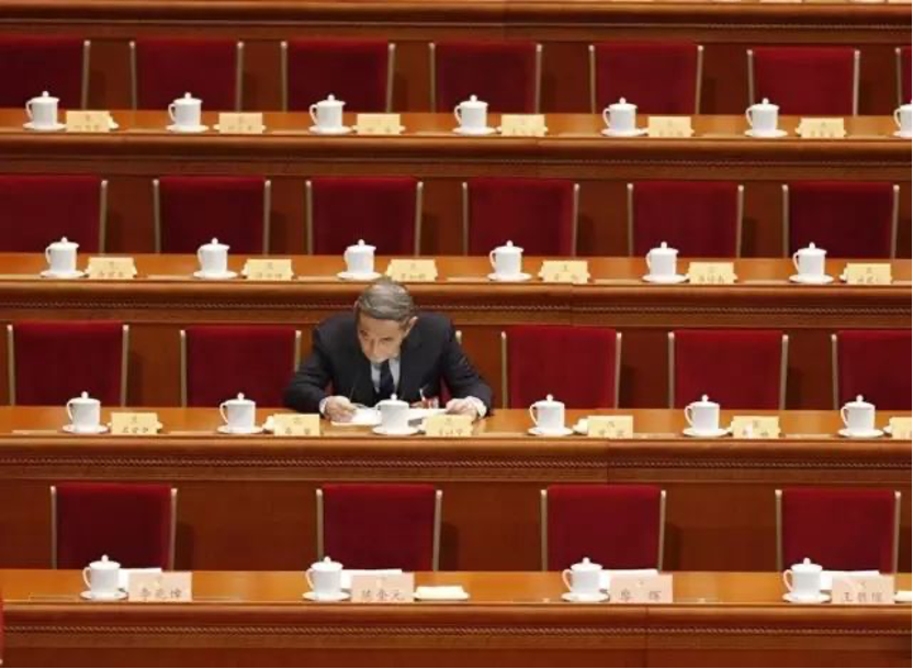 2013年全国两会,厉以宁教授提前到场阅读材料
