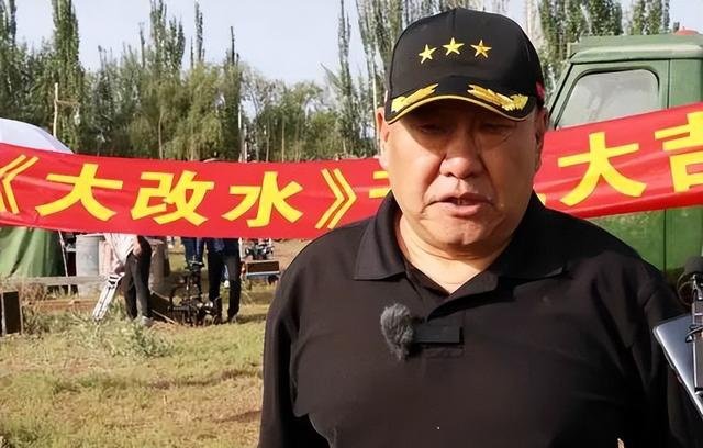 电影《大改水》总导演张进战介绍采访时称，该片将释义“吃水不忘挖井人”。