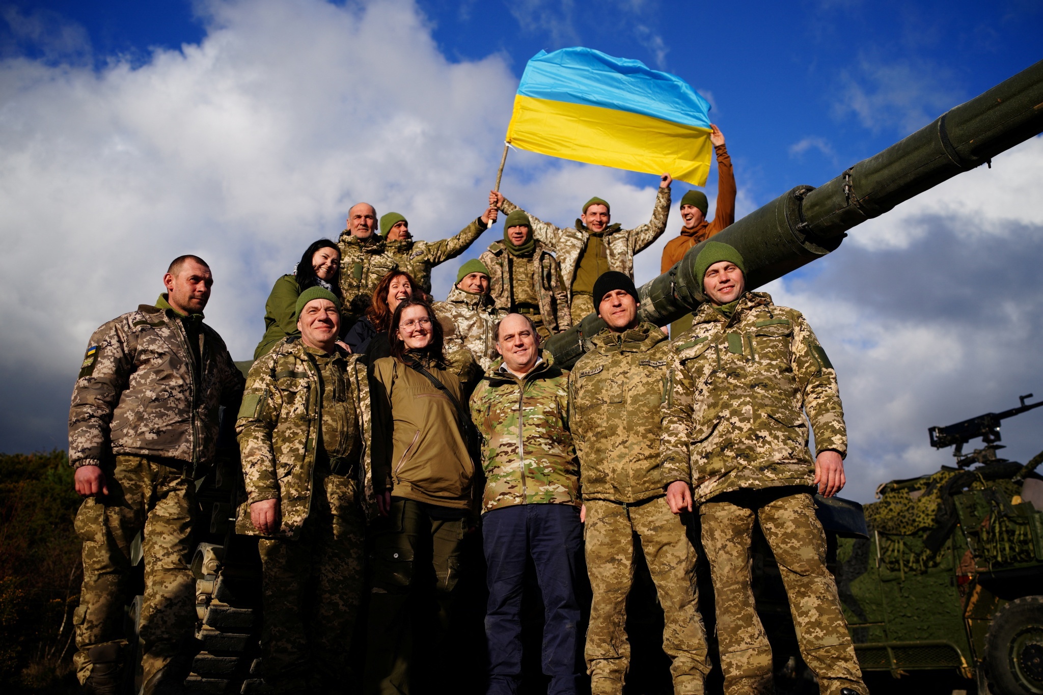 当地时间2023年2月22日，英格兰多塞特郡，乌克兰士兵正在接受“挑战者2”坦克使用培训，与英国国防官员合影留念。 澎湃影像 图