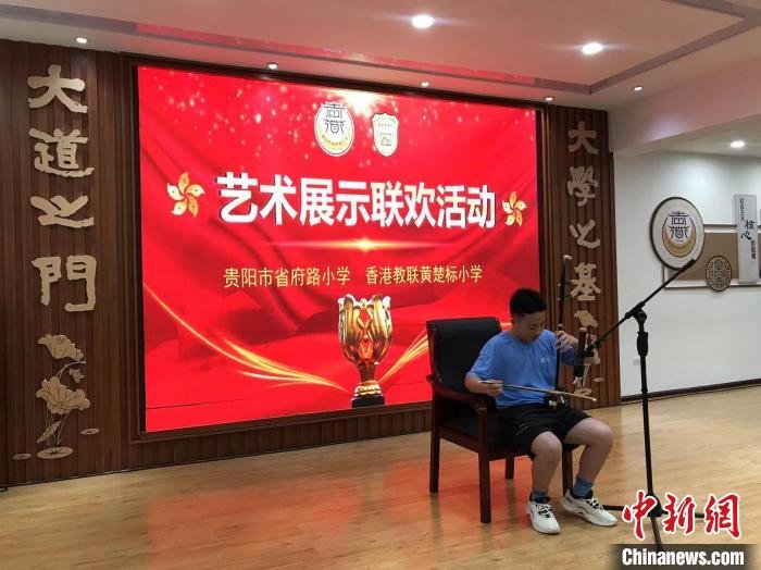 图为香港黄楚标学校学生的文艺展演现场。 张伟 摄