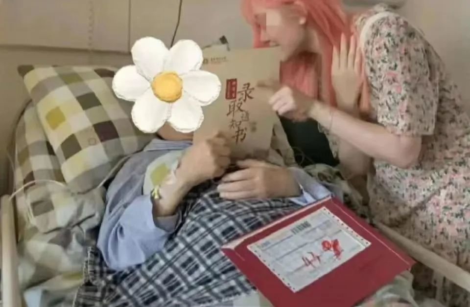 ▲郑灵华与爷爷分享考上研究生的喜讯(图/网络)