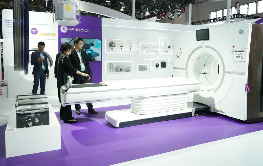 这是在首届中国国际供应链促进博览会健康生活链展区拍摄的GE医疗展位（2023年11月29日摄）。新华社记者 任超 摄