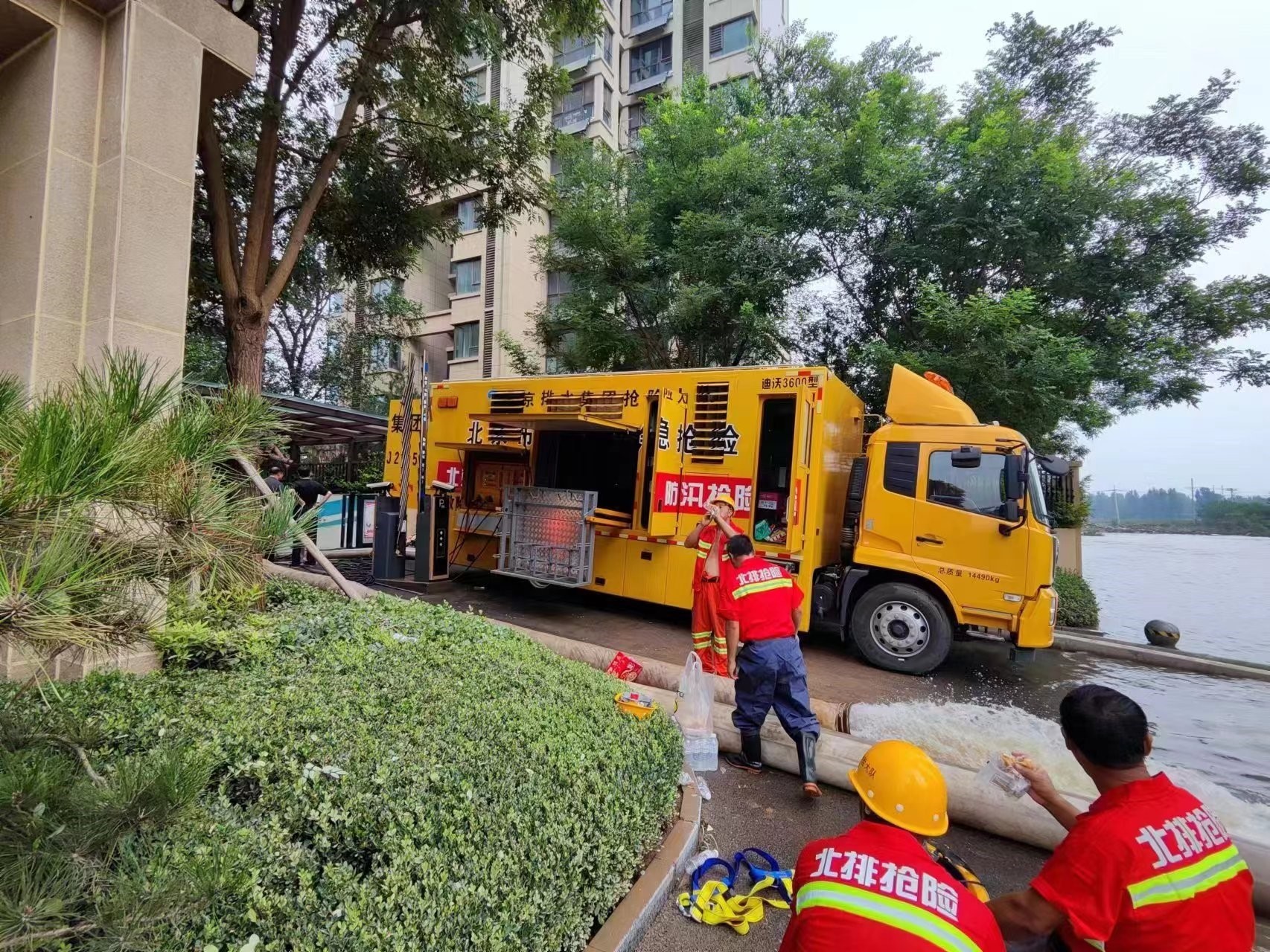 北京排水集团已于4日凌晨抵达涿州，支援积水应急抽排。本文图片均为住房城乡建设部供图