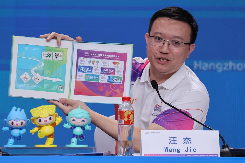 10月3日,汪杰在发布会上展示杭州亚运会志愿者专属纪念品"小青盒".