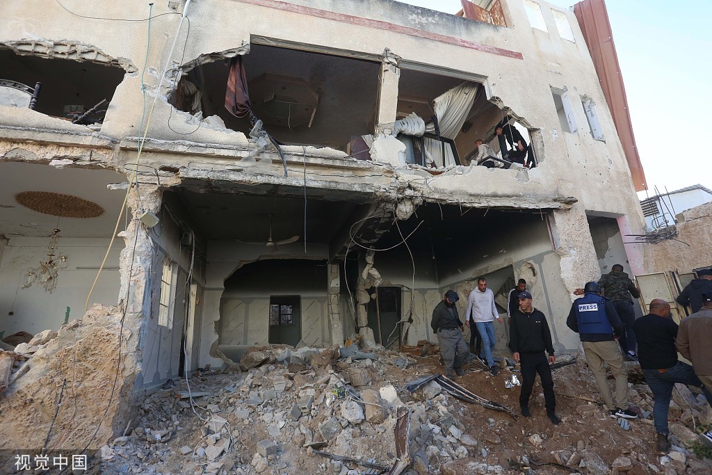 11月29日，约旦河西岸，以军对杰宁难民营发起军事行动后，巴勒斯坦人检查被摧毁的房屋 图自视觉中国