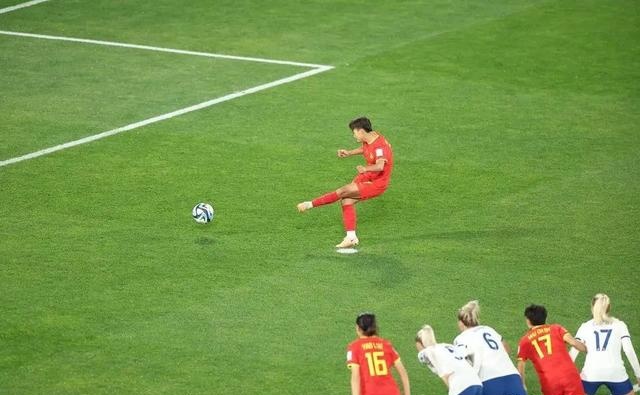 8月1日，中国队球员王霜（上）在比赛中主罚点球。新华社记者丁旭摄