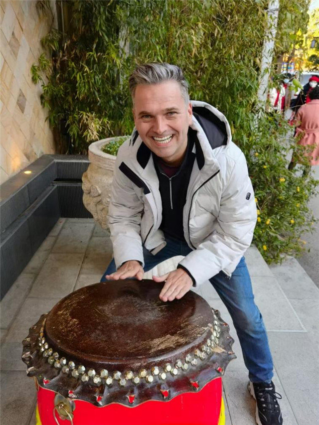 杜安睿在云南昆明街头尝试云南鼓。受访者供图