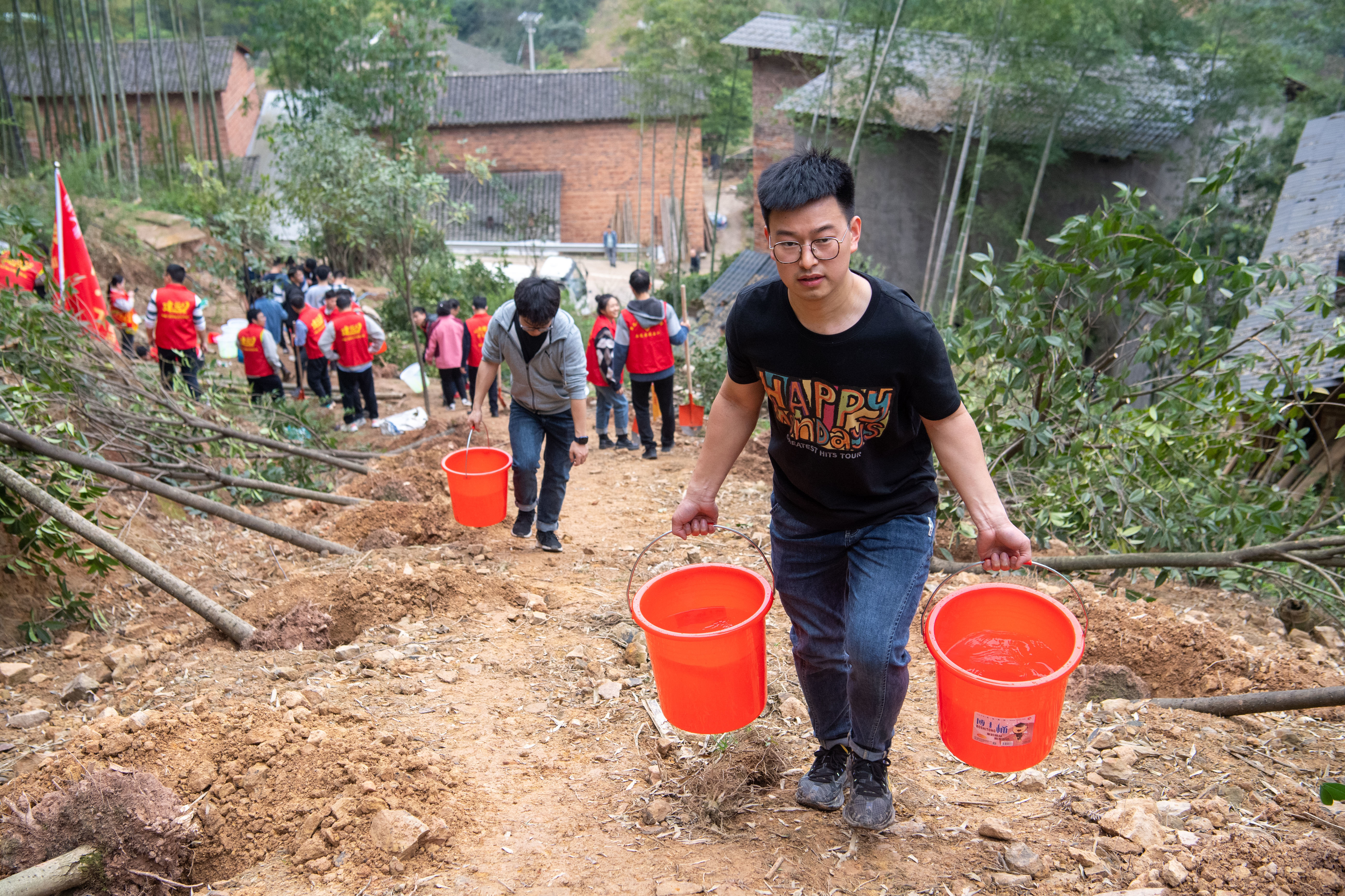 重庆：灭火志愿者为缙云山“添绿”