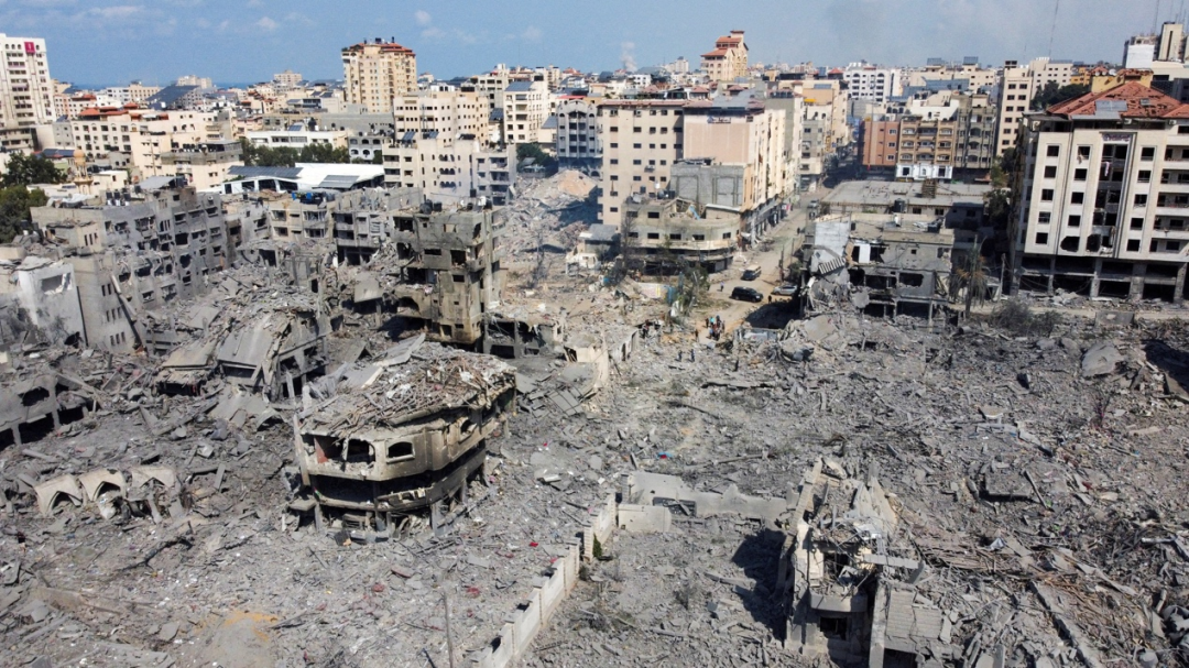当地时间10日，加沙地带多处房屋遭到摧毁。图源：路透社