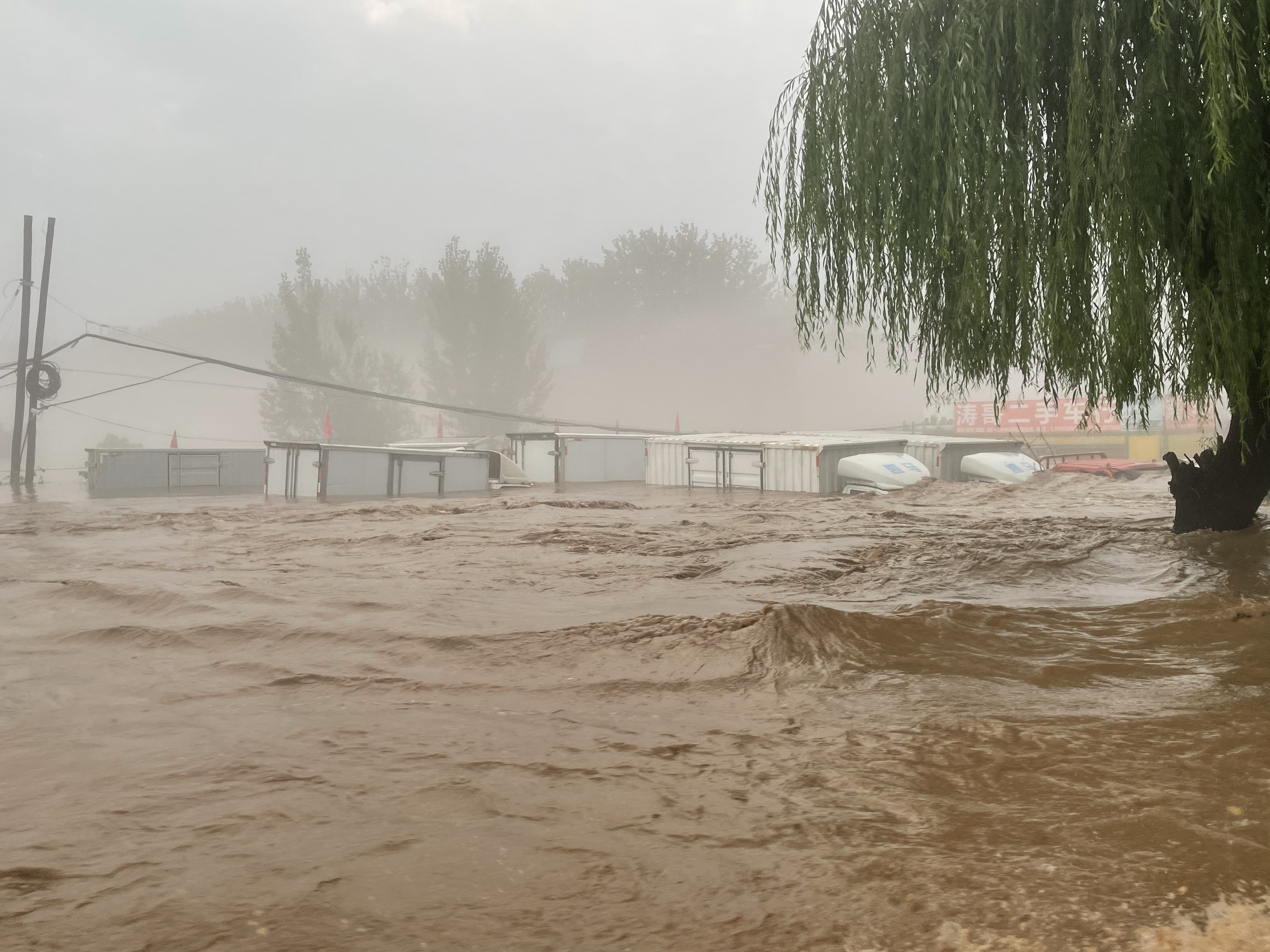 8月1日，河北保定涿州市东仙坡镇下胡良村，降雨已连续四天，水位大约为2米。本文图均来自 澎湃新闻记者 柳婧文