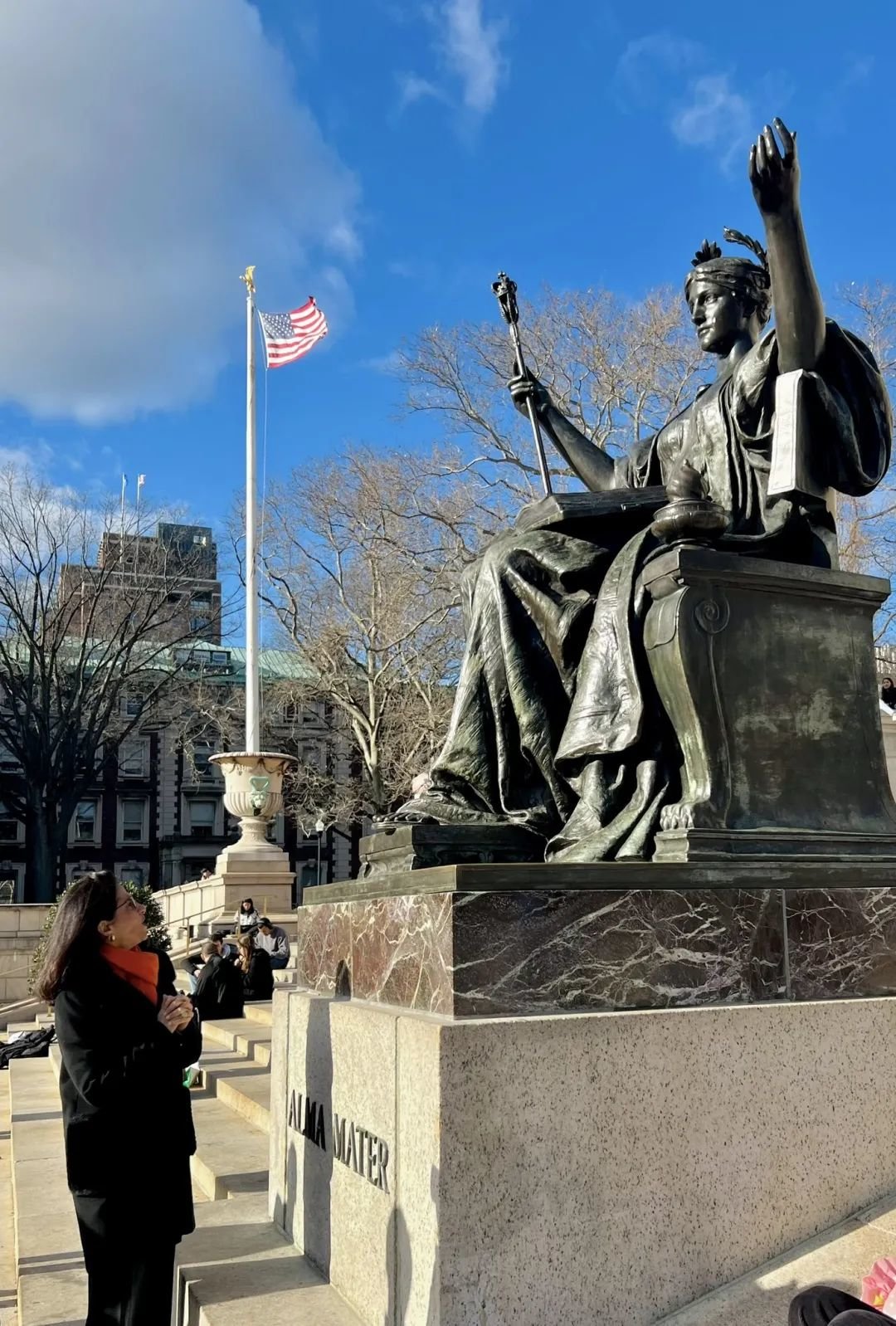 沙菲克在哥大女神雕像前寻找隐藏的猫头鹰。