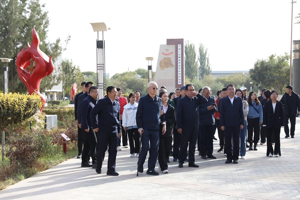 10月17日,王震将军之子王之一行来到十四师四十七团参观。