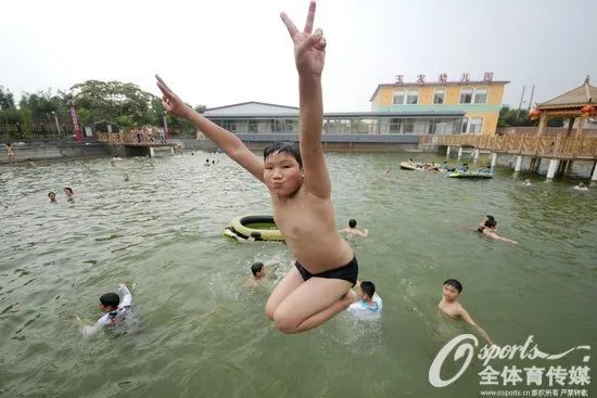 《共同体》是中国之声决胜时刻联合体育大生意推出的体育商业主题对话节目,以“求同存异,聊聊大家共同关心的体育热点话题”为口号,每周一期,逢周五晚上10:00于中国之声《决胜时刻》栏目期间播出。
