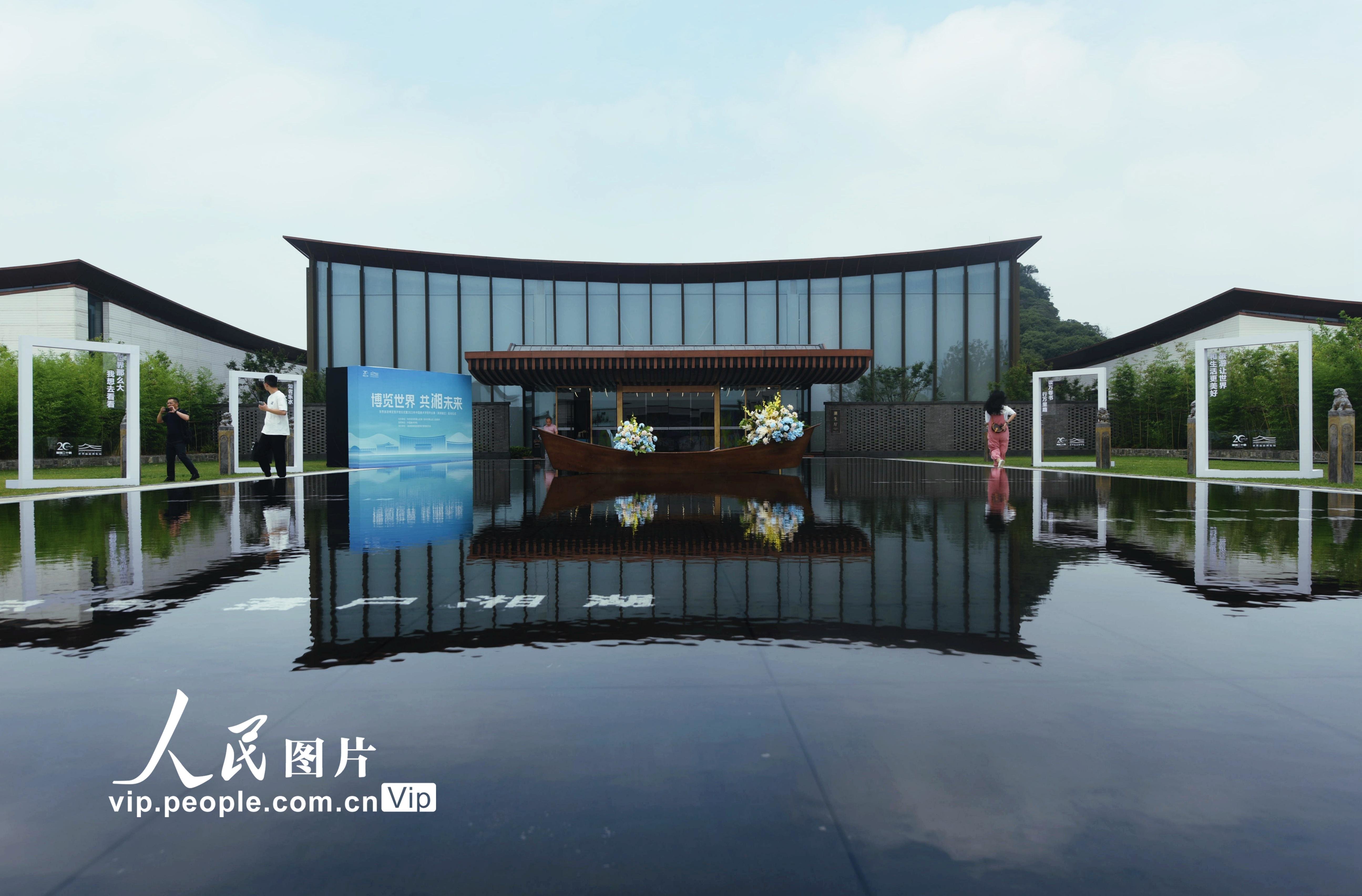  2023年6月1日，游客在游览位于杭州萧山区的世界旅游博览馆。 