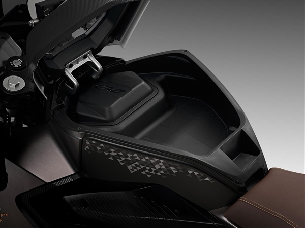 29999元 钱江旗下高性能电动仿赛摩托OAO Pro上市:能跑170km