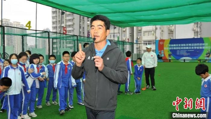广东省高尔夫球队主教练梁文冲正在给学生授课 主办方供图