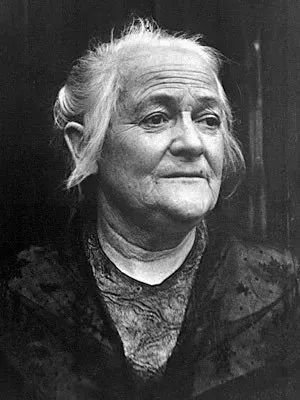 德国妇女运动先驱克拉拉·柴特金，她在1910年首届国际妇女会议提出了设定国际妇女节的倡议 | wikipedia.org
