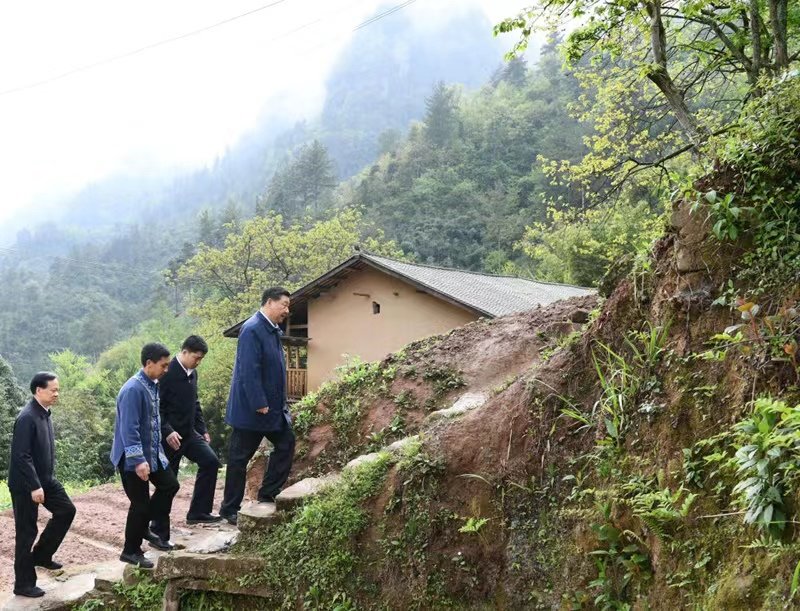 △2019年4月15日，习近平总书记在重庆市石柱土家族自治县中益乡华溪村前往贫困户谭登周家看望。