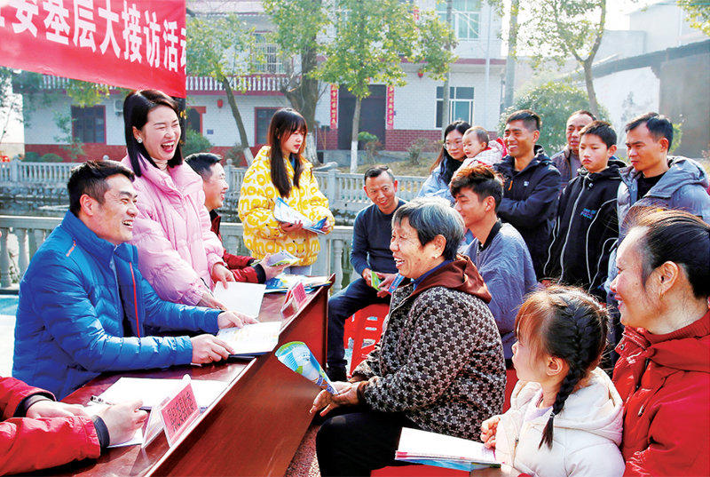图为2023年1月6日，江西省上栗县纪委监委工作人员在鸡冠山乡接访。 人民图片 邓建萍/摄