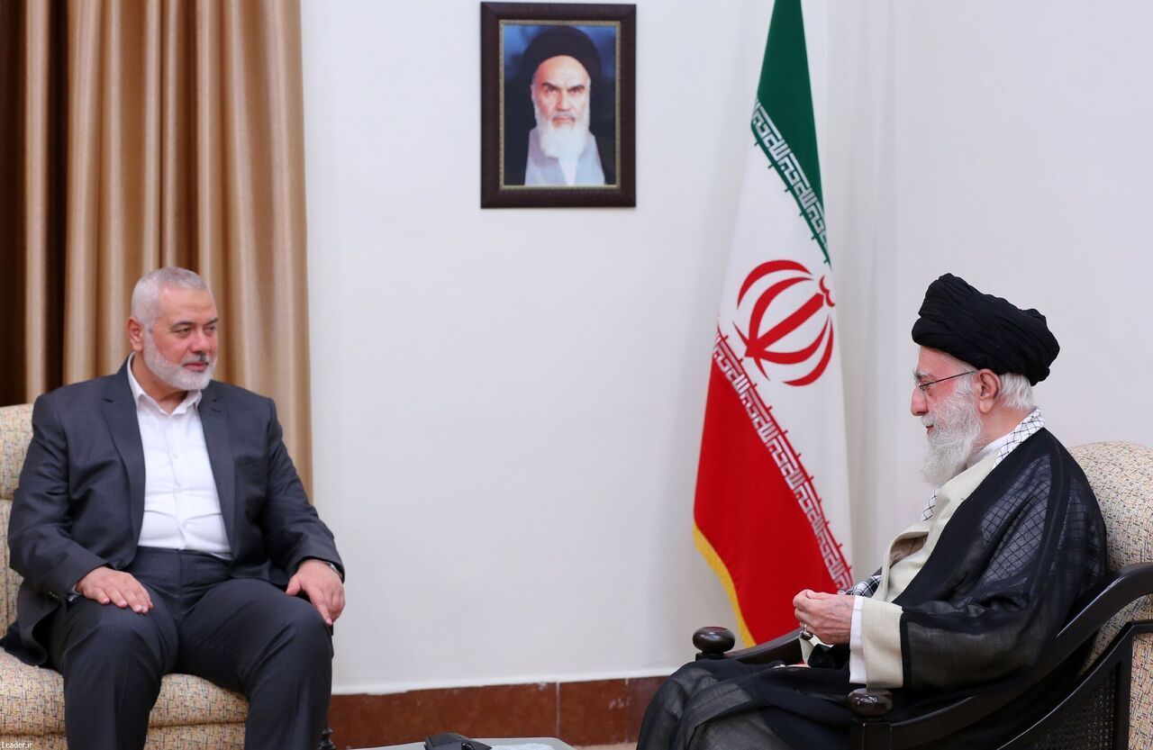 11月5日，哈梅内伊（右）在德黑兰会见哈马斯政治局领导人哈尼亚。图自央视新闻
