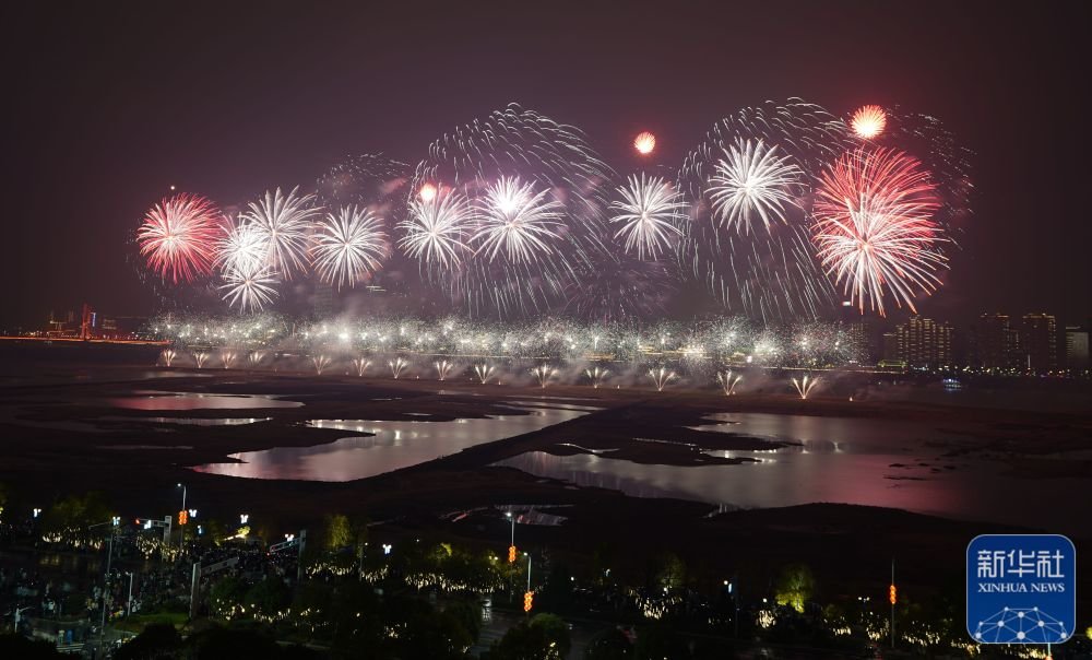 这是1月22日拍摄的2023年南昌市迎春烟花晚会。新华社记者 周密 摄