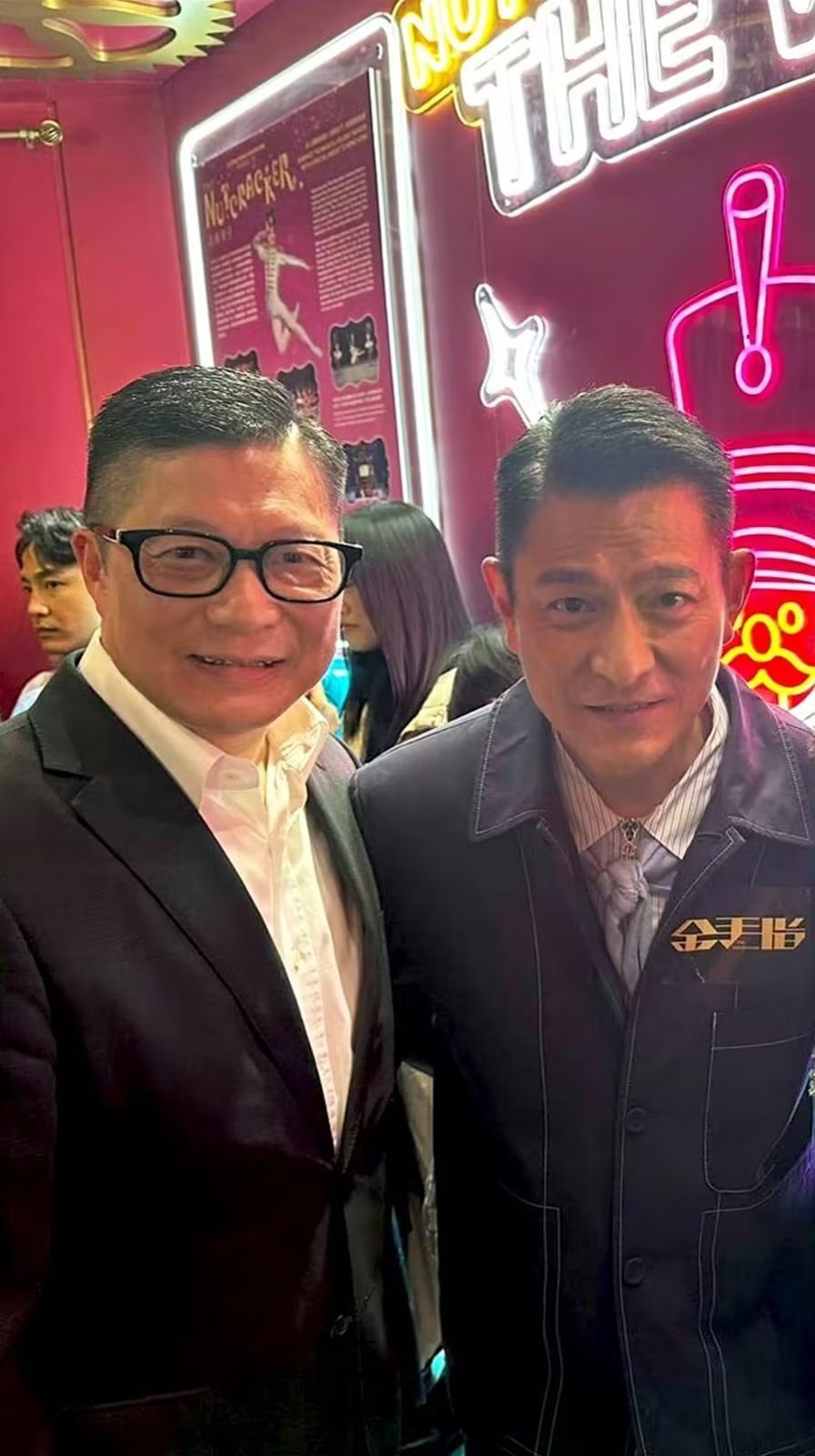 邓炳强21日在社交媒体平台上晒出与刘德华的合照。 图源:邓炳强微博