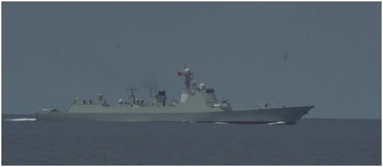 加拿大媒体声称“渥太华”号在东海遭遇解放军052D型驱逐舰 视频截图
