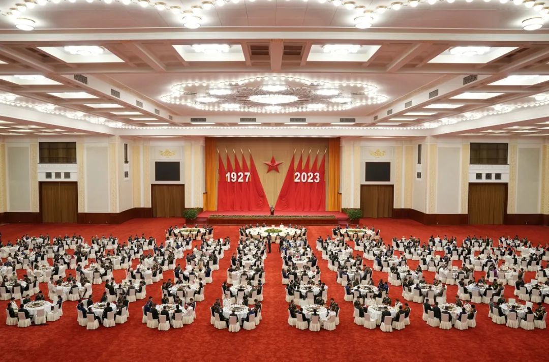 7月31日，中华人民共和国国防部在人民大会堂举行招待会，热烈庆祝中国人民解放军建军96周年。解放军报记者 许东摄