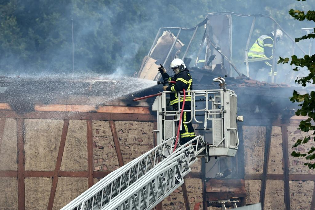 8月9日，法国上莱茵省温岑海姆地区一个残疾人度假屋发生火灾后，消防人员在现场工作。图源：澳大利亚新闻网