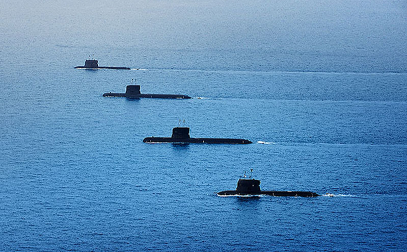 新加坡海军装备的4艘潜艇，包括2艘“海蛇”级潜艇和2艘“西约特兰”级潜艇。