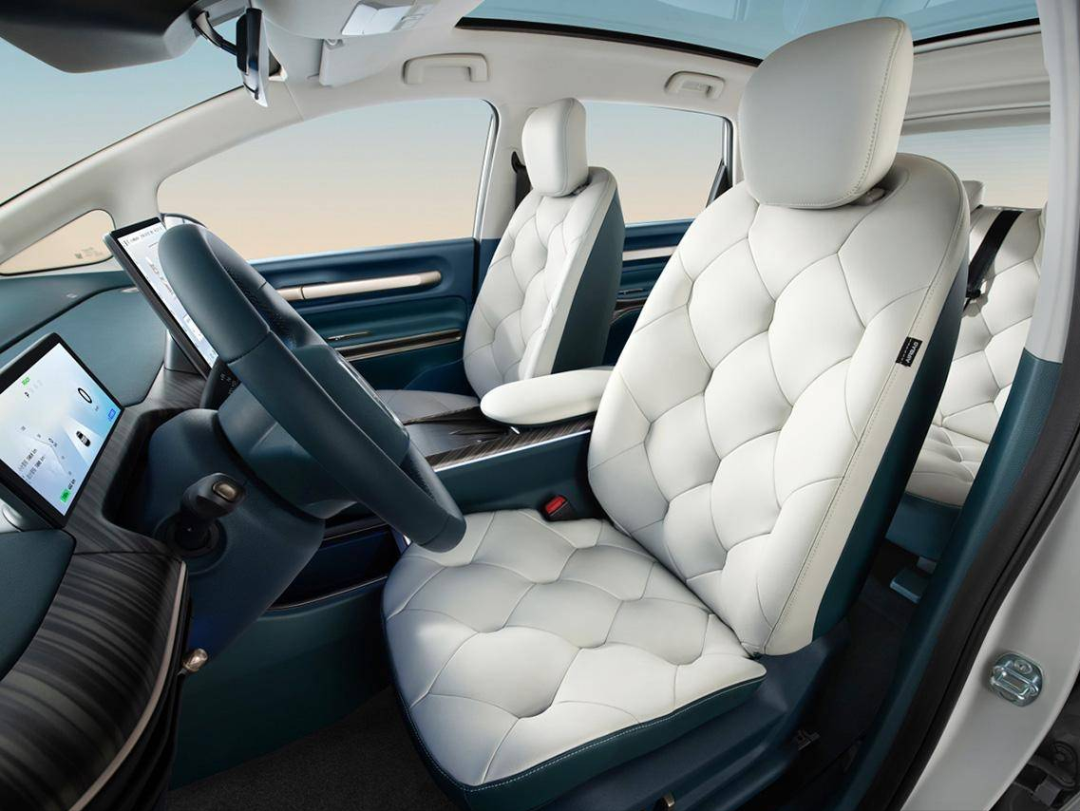 新款代步小车宝骏云朵内饰曝光泡泡沙发座椅续航460km