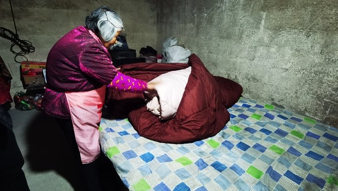 因为一句嘱托,八旬老夫妇无偿照顾邻家智障孤儿42年