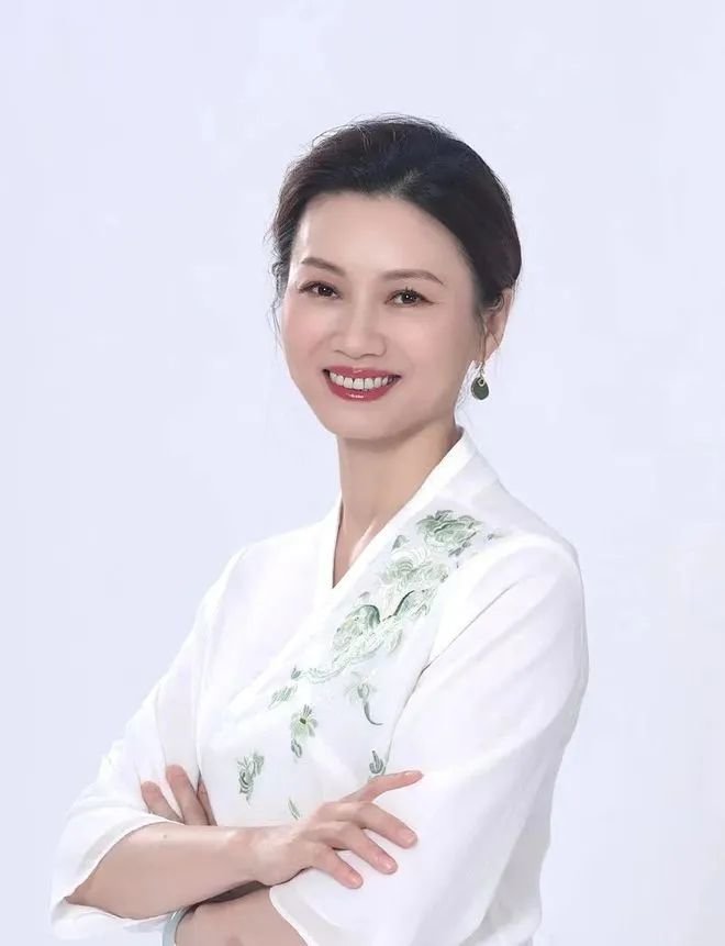 更是凭借不俗的谈吐,温婉的气质,被人盛赞为"中国最美才女教授"