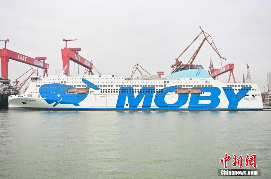 由中国船舶集团广船国际为意大利一航运公司建造的2500客/3800米车道豪华客滚船14日在广州南沙龙穴岛启航。该船的排水量约超过70000总吨,是目前建成的全球最大吨位的豪华客滚船,交付后将在地中海沿岸的意大利热那亚、奥尔比亚以及里窝那之间的航线运营。豪华客滚船“MOBY FANTASY”号长237米,型宽33米,共有13层甲板,533间客房,能搭载2500名乘客和近800辆汽车。轮船上层建筑面积约为1.6万平方米,其中供游客休闲的各类餐厅和休闲娱乐场所面积达到约6700平方米。广船国际在豪华客滚船设计及建造领域先后攻克了重量重心控制技术、振动噪音控制技术、安全返港技术和上建暖区涂装工艺等关键核心技术,形成了一批客滚船设计核心专利,据介绍,“MOBY FANTASY”号轮船的内装方面已实现了从设计、制造、安装全过程的100%国产化。