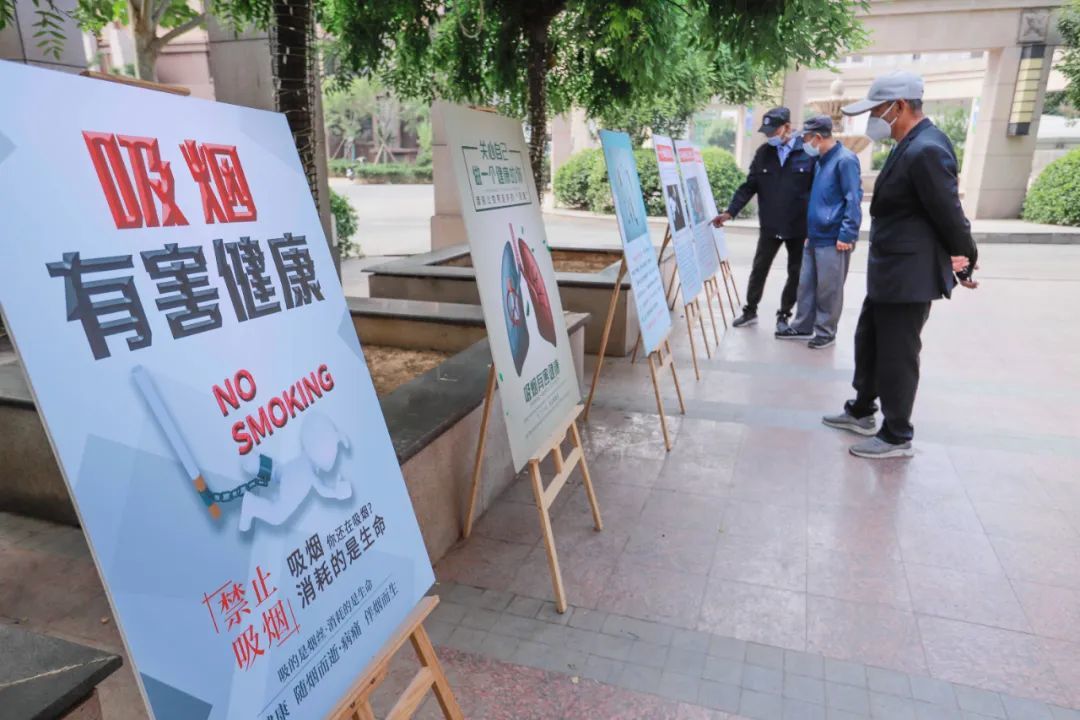 居民在社区观看戒烟控烟宣传展览 刘满仓 摄