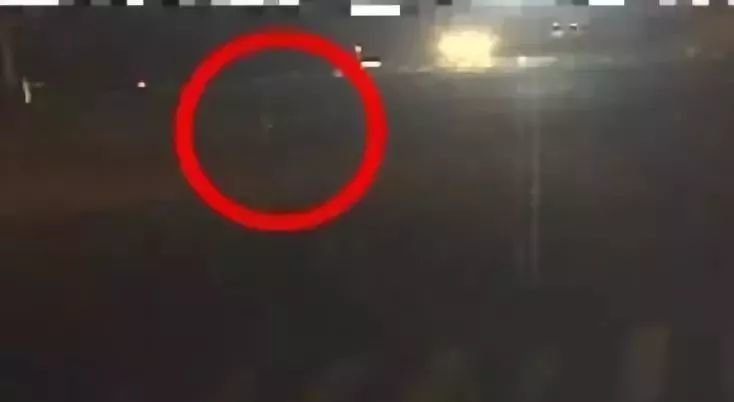 ▲不用红圈标注 漆黑中你看得到电动车吗?