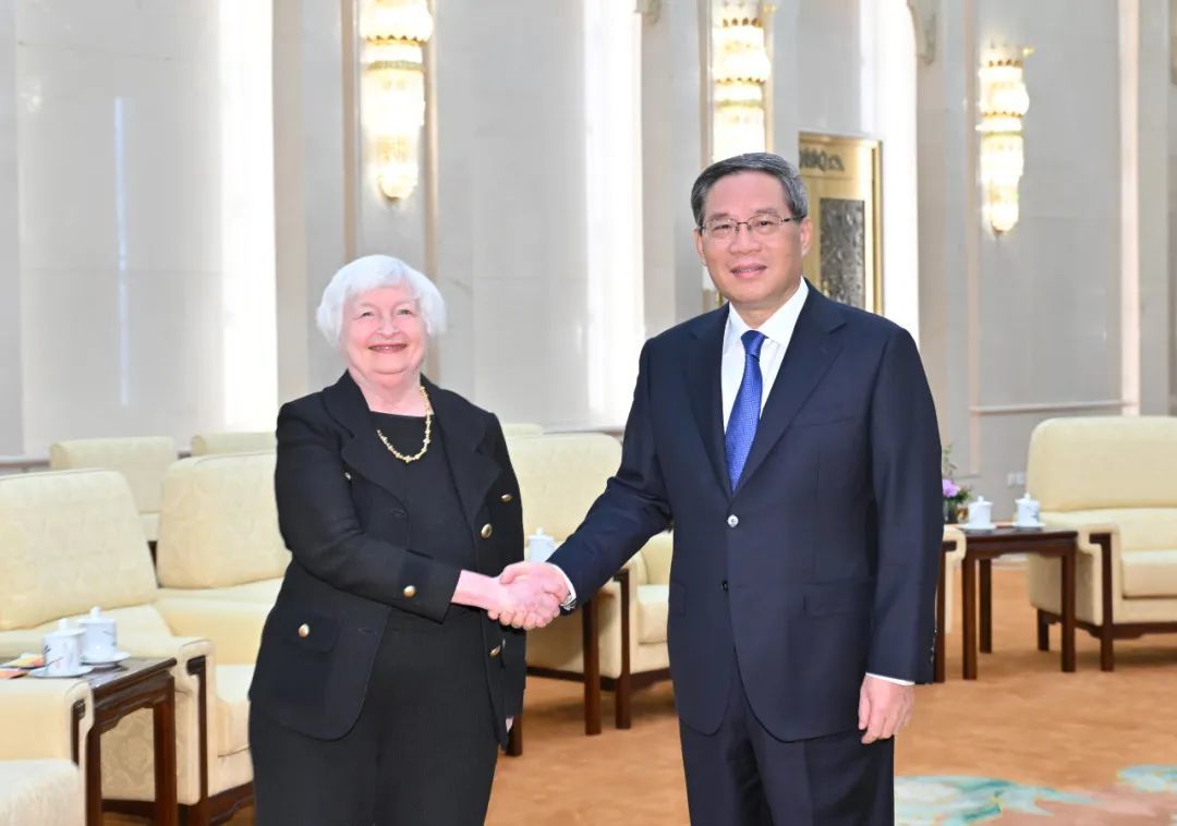 7月7日下午，国务院总理李强在北京人民大会堂会见美国财政部长耶伦。图/新华